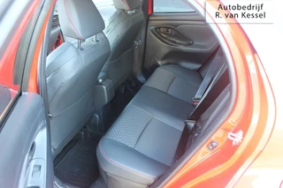 Toyota Yaris Toyota Yaris 1.5 Hybrid Launch Edition / Executive I JBL I 1e Eig. I NL-auto - afbeelding nr 13