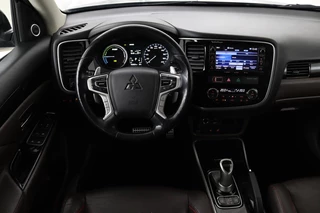 Mitsubishi Outlander Mitsubishi Outlander 2.0 PHEV Instyle+ | Schuifdak | Leder |  Stoel & stuurverwarming | Trekhaak | 360 camera | Adaptive cruise | Xenon | Climate control | Keyless - afbeelding nr 3