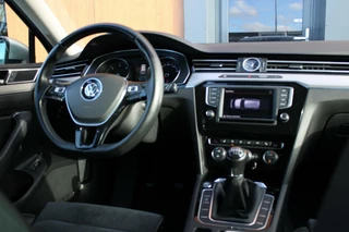 Volkswagen Passat Volkswagen Passat 1.6TDI Highline | Leder | Trekhaak | ACC - afbeelding nr 10