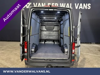 Volkswagen Crafter Volkswagen Crafter 2.0 TDI 141pk Automaat L3H3 L2H2 Euro6 Airco | Camera | Navigatie | 3000kg Trekhaak | Cruisecontrol Chauffeursstoel, Parkeersensoren, Stoelverwarming, Bijrijdersbank - afbeelding nr 3