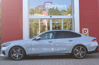 BMW 5 Serie BMW 5-serie 530e M-SPORT PRO 300PK (nieuw model) | PANORAMA DAK | M-SPORT PAKKET | M-SPORT AERODYNAMICA |  M-SPORT NAPPALEDEREN STUURWIEL MET SPORTBOOST FUNCTIE | BMW SHADOWLINE ADAPTIEVE LED KOPLAMPEN | ELEKTRISCH BEDIENBARE ACHTERKLEP |  BMW INDIVIDIUAL HIGH GLOSS EXTERIEUR RAAMLIJST AFWERKING | BMW LIVE COCKPIT PROFESSIONAL | ELEKTRISCH VERSTELBARE VOORSTOELEN MET VENTILATIE / VERWARMING EN GEHEUGEN OP DE BESTUURDERSSTOEL |  ACHTERBANKVERWARMING | 4-ZONE CLIMATE CONTROL | DONKER GETINTE ACHTERRUITEN | DONKERE HEMELBEKLEDING | DRIVE ASSISTANT | HARMAN KARDON Hi-Fi GELUIDSSYSTEEM| DRAARLOZE TELEFOONLADER | DRAADLOOOS APPLE CARPLAY / ANDROID AUTO | KLASSE 3 ALARM | COMFORT ACCESS | 20
