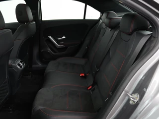 Mercedes-Benz A-Klasse Mercedes-Benz A-klasse 180d AMG | 36.600km NAP | Panoramadak | Stoelverwarming | Carplay | Camera | Full LED | Navigatie | Leder/Alcantara | Widescreen - afbeelding nr 6