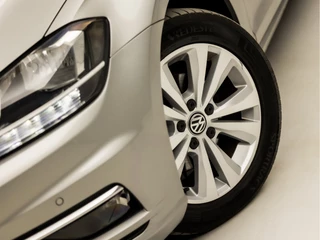 Volkswagen Golf Volkswagen Golf 1.0 TSI Sportline (APPLE CARPLAY, GROOT NAVI, CLIMATE, STOELVERWARMING, DYNAMISCHE KNIPPERLICHTEN, MASSAGE, ALCANTARA, ADAPTIVE CRUISE, PARKEERSENSOREN, GETINT GLAS, LM VELGEN, NIEUWSTAAT) - afbeelding nr 18