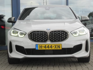 BMW 1 Serie BMW 1 Serie M135i xDrive Executive Edition 306 PK, Full LED / Carplay / PDC / Stoelverwarming / 19' M dubbelspaak velgen - afbeelding nr 2