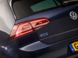 Volkswagen Golf 204Pk Automaat (NAVIGATIE, LOGISCH NAP, CLIMATE, CRUISE, SPORTSTOELEN, LED KOPLAMPEN, PARKEERSENSOREN, GETINT GLAS, ZWART HEMEL, NIEUWE APK, NIEUWSTAAT) - afbeelding nr 22