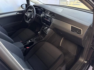Volkswagen Touran Volkswagen Touran 1.5 TSI 150PK 7P CARPLAY NAVI CAMERA LED ELEK.KLEP VIR.COCKPIT DODE.HOEK DET. STOELVERW KEYLESS 7P 7PERS 10/2024 