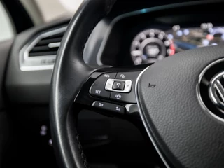 Volkswagen Tiguan 150Pk Automaat (PANORAMADAK, DIGITAL COCKPIT, APPLE CARPLAY, ELEK SPORTSTOELEN, LEDER, STOELVERWARMING, CAMERA, GETINT GLAS, KEYLESS, LED, ELEK ACHTERKLEP, PARKEER ASSISTENT, NIEUWSTAAT) - afbeelding nr 22