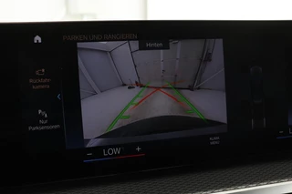 BMW 3 Serie BMW 3-serie 320e M Sport | Head-Up | Stoel & stuurverwarming |  Adaptive cruise | Sportstoelen | Adaptief LED | Sfeerverlichting | Camera | Carplay | Leder/Alcantara - afbeelding nr 11