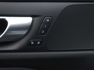 Volvo V60 Volvo V60 2.0 B3 Plus Dark | Sportstoelen | Zwarte hemel | Camera - afbeelding nr 28