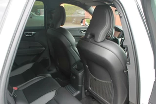 Volvo XC60 Volvo XC60 T6 Recharge AWD R-Design | Panoramadak | Parkeercamera | HUD | Pilot Assist | BLIS | Stoelverwarming | Trekhaak | Glossy Black | Keyless - afbeelding nr 20