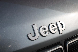 Jeep Avenger Jeep Avenger ALTITUDE 156PK 54 kWh | 3-FASE | ELEKTRISCH BEDIENBARE ACHTERKLEP | ACHTERUITRIJ CAMERA | NAVIGATIE | DRAADLOZE APPLE CARPLAY/ANDROID AUTO | ALL SEASON BANDEN | LICHTMETALEN VELGEN 17
