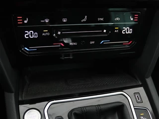 Volkswagen Passat Volkswagen Passat 1.4 TSI PHEV GTE | Stoelverwarming | Massage |  Carplay | Camera | Adaptive cruise | Matrix LED | Navigatie | Memory | Sfeerverlichting - afbeelding nr 28