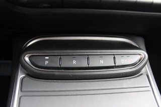 Jeep Avenger Jeep Avenger ALTITUDE 156PK 54 kWh | 3-FASE | ELEKTRISCH BEDIENBARE ACHTERKLEP | ACHTERUITRIJ CAMERA | NAVIGATIE | DRAADLOZE APPLE CARPLAY/ANDROID AUTO | ALL SEASON BANDEN | LICHTMETALEN VELGEN 17