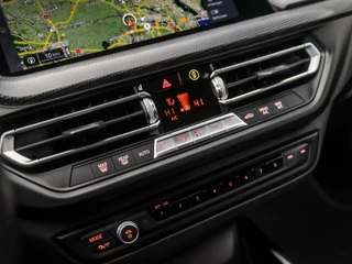 BMW 1 Serie Automaat (APPLE CARPLAY, GROOT NAVI, LEDER, LIVE COCKPIT PRO, SFEERVERLICHTING, SPORTSTOELEN, LED KOPLAMPEN, CRUISE, NIEUWE APK, NIEUWSTAAT) - afbeelding nr 9