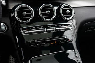 Mercedes-Benz GLC Mercedes GLC-klasse 250 4MATIC AMG Pano / Burmester / Trekhaak - afbeelding nr 18