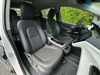 Opel Ampera-e Opel Ampera-e Business executive 60 kWh, NL AUTO, NAP, BOSE, LEDER, NAVI, CRUISE, KEYLESS, CAMERA, DODEHOEK, ECC-AIRCO, STOEL/STUURVERWARMING, LICHTMETAAL 17