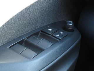 Toyota Yaris Toyota Yaris 1.5 Hybrid Dynamic | 1e EIGENAAR | DEALER ONDERHOUDEN | NAVI | KEYLESS ENTRY+GO | CAMERA | ADAPTIVE CRUISE | DAB+ | - afbeelding nr 19