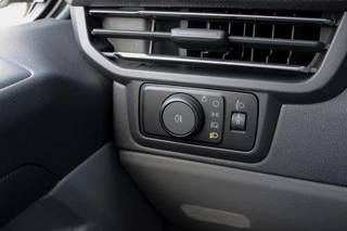 Ford E-Transit Ford E-Transit Cust. 320 L2H1 Limited 65 kWh 218pk | VOORRAAD | Inklapbare trekhaak | 17 inch lichtmetalen velgen (Carbonised Grey) | Driver Assistent Pack Premium | AGM accu | 3-fase laadkabel mode 3 32A, 10 meter | Centrale dubbele vergrendeling | Vehicle Integration System - afbeelding nr 34