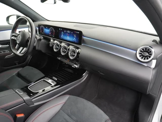 Mercedes-Benz A-Klasse Mercedes-Benz A-Klasse A180 AMG // Multibeam LED // Sfeerverlichting // Adaptief Onderstel // 19