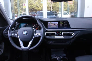 BMW 1 Serie BMW 1-serie 118i 140PK AUTOMAAT EXECUTIVE EDITION | PANORAMISCH SCHUIF/KANTELKDAK | AFNEEMBARE TREKHAAK | DRAADLOZE TELEFOONLADER | DRAADLOZE APPLE CARPLAY/ANDROID AUTO | NAVIGATIE | ACHTERUITRIJ CAMERA | PARKEERSENSOREN VOOR EN ACHTER | CRUISE CONTROL | FULL LED KOPLAMPEN | CLIMATE CONTROL | ALL SEASON BANDEN | 17