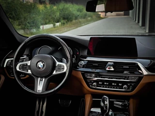 BMW 5 Serie BMW 5-serie Touring 530d xDrive M-Sport | HUD | PANO | H&K | TREKHAAK | LEER | CARPLAY | FULL OPTION - afbeelding nr 37