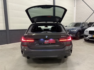 BMW 3 Serie BMW 3 Serie Touring 330e M-Sport DRAVITGRAU PANO/LASER/HEAD-UP/ADAPTIVE M-ONDERSTEL/KEYLESS/19