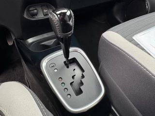 Toyota Yaris Toyota Yaris 1.5 Hybrid Dynamic Bi-Tone HYBRID / 1E EIGENAAR / STOELVERWARMING / CAMERA / LMV / NL AUTO / DEALER ONDERHOUDEN - afbeelding nr 23