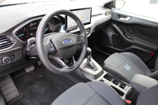 Ford Focus Trekgewicht 1.500kg ! Slechts 8.100km ! Ruim €. 9.000,- beneden de nieuwprijs ! Volautm. airco dual, navigatie, telefoonvoorb., adaptive cruise control, LED verlichting, metallic lak, camera, front-, lane- en side assist, LM wielen, Isofix etc. - afbeelding nr 32