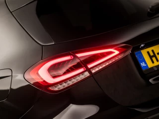 Mercedes-Benz A-Klasse Automaat (APPLE CARPLAY, GROOT NAVI, SFEERVERLICHTING, CAMERA, LEDER/ALCANTARA, SPORTSTOELEN, STOELVERWARMING, GETINT GLAS, WIDESCREEN, NIEUWE APK, NIEUWSTAAT) - afbeelding nr 28