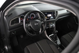 Volkswagen T-Roc Cruise Control, Panoramadak, Trekhaak, Airco, Parkeersensoren - afbeelding nr 18