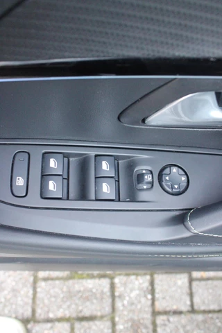 Peugeot 208 Peugeot 208 1.2 PureTech GT | NAVIGATIE | APPLE CARPLAY/ANDROID AUTO | DODEHOEK DETECTIE | FULL LED KOPLAMPEN | KEYLESS ENTRY/START | PARKEERSENSOREN VOOR EN ACHTER | CRUISE CONTROL | DAB+ RADIO | - afbeelding nr 15