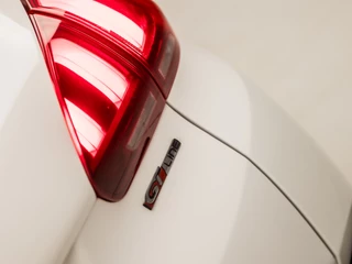 Peugeot 2008 Automaat (PANORAMADAK, APPLE CARPLAY, NAVIGATIE, CLIMATE, STOELVERWARMING, LEDER, SPORTSTOELEN, GETINT GLAS, CRUISE, LM VELGEN, NIEUWSTAAT) - afbeelding nr 34