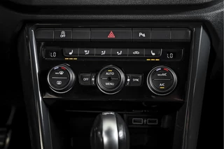 Volkswagen T-Roc Volkswagen T-Roc 2.0 TSI 190 PK 4Motion Sport - Automaat | Dig. Cockpit | Cruise Control | Stoelverw. | PDC | NAV + App. Connect | ECC | Afn. Trekhaak | LM 17