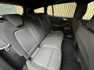 Ford Focus Ford Focus Wagon 1.0 EcoBoost Hybrid ST Line | Navigatiesysteem | Stoelverwarming | Stuurverwarming | LED verlichting | Apple CarPlay | Achteruitrijcamera | Inparkeerhulp | Parkeersensoren voor en achter - afbeelding nr 34