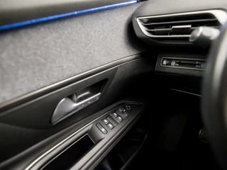 Peugeot 5008 Peugeot 5008 1.2 Puretech Sport 7 Persoons (APPLE CARPLAY, GROOT NAVI, LEDER, STOELVERWARMING, 360 CAMERA, SPORTSTOELEN, KEYLESS, GETINT GLAS, TREKHAAK, DAB+, NIEUWE APK, NIEUWSTAAT) - afbeelding nr 25