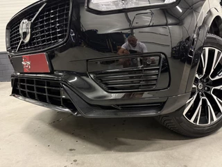 Volvo XC90 Volvo XC90 T8 Recharge AWD R-Design BLACK LONG RANGE PANO/TREKHAAK/HEAD-UP/MEMORY/H&K/CAMERA/ACC/PILOT-ASSIST/KEYLESS/LEER-SPORT/GOOGLE/PRIVACY/20