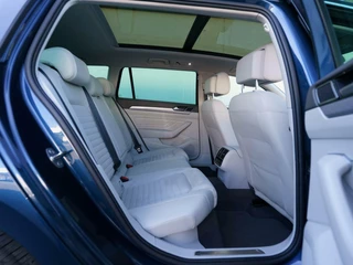 Volkswagen Passat Volkswagen Passat Variant 1.4 TSI PHEV 218pk GTE Highline | Leder | Panoramadak | 360 Camera | Virtual cockpit - afbeelding nr 21