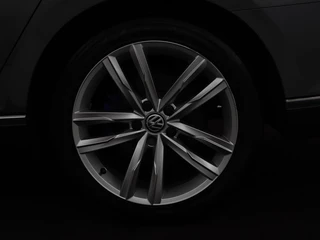 Volkswagen Passat Volkswagen Passat 1.4 TSI GTE | Panoramadak | Stoelverwarming |  Trekhaak | Adaptive cruise | Camera | Carplay | Leder/Alcantara | Full LED | Virtual Cockpit - afbeelding nr 36