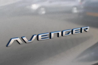 Jeep Avenger Jeep Avenger ALTITUDE 156PK 54 kWh | 3-FASE | ELEKTRISCH BEDIENBARE ACHTERKLEP | ACHTERUITRIJ CAMERA | NAVIGATIE | DRAADLOZE APPLE CARPLAY/ANDROID AUTO | ALL SEASON BANDEN | LICHTMETALEN VELGEN 17
