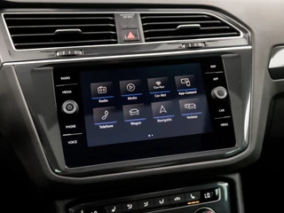 Volkswagen Tiguan Volkswagen Tiguan 1.5 TSI ACT Sportline Business 150Pk Automaat (PANORAMADAK, APPLE CARPLAY, GROOT NAVI, LED KOPLAMPEN, KEYLESS, LEDEREN SPORTSTOELEN, STOELVERWARMING, ADAPTIVE CRUISE, ELEK ACHTERKLEP, GETINT GLAS, NIEUWSTAAT) - afbeelding nr 28
