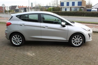 Ford Fiesta Uiterst nette, luxe en zuinige Ford Fiesta. Voalautm. airco, Cruise control, Navigatie, LM wielen, Metallic lak, Parkeersensoren achter, Telefoonvoorb., Lane assist etc. - afbeelding nr 36