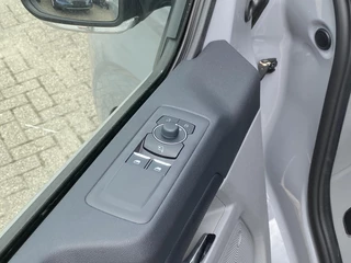 Ford Transit Custom Ford Transit Custom 320 2.5 PHEV L2H1 Limited DC 233pk | Dubbele Cabine | Dubbele zijschuifdeur | 12-weg verstel- en verwarmbare AGR Stoelen | Inklapbare trekhaak | 17 inch lichtmetalen velgen | Driver Assistance Pack Premium  | Verwarmbaar stuurwiel | Bekleding zijwand en achterdeuren (volledig)  | PRIJS EX. BTW INCL. BPM - afbeelding nr 19