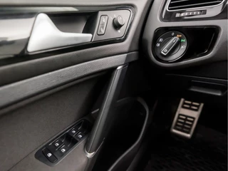 Volkswagen Golf Volkswagen Golf 1.0 TSI Luxury Automaat (APPLE CARPLAY, GROOT NAVI, CLIMATE, STOELVERWARMING, SPORTSTOELEN, ADAPTIVE CRUISE, LM VELGEN, GETINT GLAS, PARKEERSENSOREN, NIEUWE APK, NIEUWSTAAT) - afbeelding nr 24