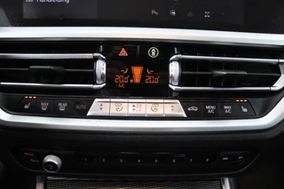 BMW 3 Serie BMW 3-serie 320i High Executive Edition (PARKEERSENSOREN, STOELVERWARMING, LEER, NAVIGATIE, NL-AUTO) - afbeelding nr 21