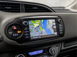 Toyota Yaris Automaat (NAVIGATIE, CLIMATE, CAMERA, SPORTSTOELEN, LANE ASSIST, XENON, CRUISE, NIEUWE APK, NIEUWSTAAT) - afbeelding nr 8