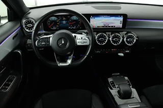 Mercedes-Benz A-Klasse Mercedes-Benz A-klasse 200 AMG | Panoramadak | Carplay |  Stoelverwarming | Keyless | Leder/Alcantara | Camera | Sfeerverlichting | Widescreen | Full LED - afbeelding nr 3