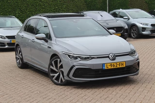 Volkswagen Golf Volkswagen Golf 1.5 eTSI R-Line / Panoramadak / Camera / Harman Kardon / Matrix LED / 18'' / Navigatie / DAB / ACC / Dodehoek / Stuurverwarming / Stoelverwarming - afbeelding nr 35