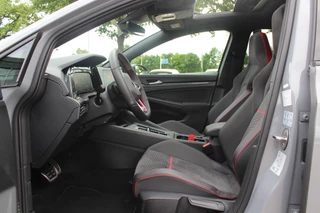 Volkswagen Golf Volkswagen Golf 2.0 TSI GTI Clubsport / Panoramadak / Camera / Head-up / 19'' / IQ Lights / Keyless / Dodehoek / DAB / Stoelverwarming / ACC - afbeelding nr 10