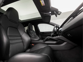 Porsche Cayenne 463Pk Automaat (SPORTCHRONO PAKKET, PANORAMADAK, ALCANTARA STUUR EN HEMEL, APPLE CARPLAY, LUCHTVERING, KUIPSTOELEN, SFEERVERLICHTING, 360 CAMERA, HEAD-UP DISPLAY, NIEUWSTAAT) - afbeelding nr 8