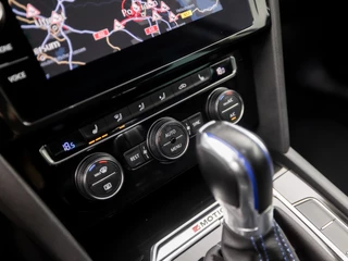 Volkswagen Passat 218Pk Automaat (DIGITAL COCKPIT, APPLE CARPLAY, GROOT NAVI, CAMERA, GETINT GLAS, ALCANTARA, SPORTSTOELEN, ADAPTIVE CRUISE, STOELVERWARMING, LED KOPLAMPEN, KEYLESS, NIEUWSTAAT) - afbeelding nr 10